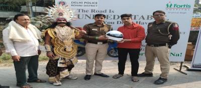 Fortis Hospital, Shalimar Bagh organised a Road Safety & Helmet Awareness Campaign today at Madhuban Chowk.